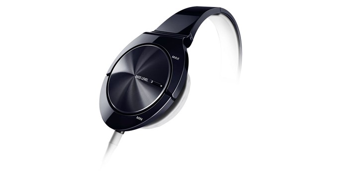 SE-MJ751. The headphones that add to the bass beat
